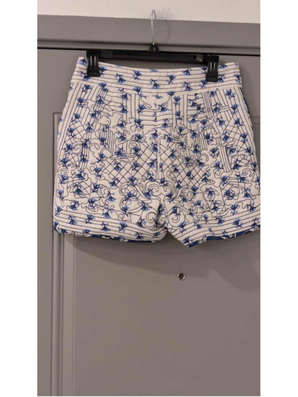 Women's Formula Joven Quilted Shorts Size 4 White Blue Floral - Picture 4 of 7